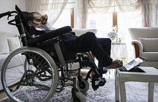 Engelli Ümithan hayatını ayaklarıyla kazanıyor