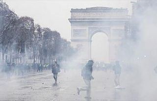 Fransa'daki gösterilerde 242 kişi gözaltına alındı
