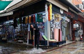 İzmir ve Bodrum'da sağanak hayatı olumsuz etkiliyor