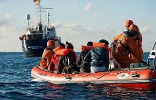 Akdeniz'de 19 gündür bekleyen düzensiz göçmenlerin...