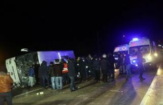 Amasya'da yolcu otobüsü devrildi: 2 ölü,...