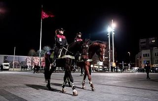 Atlı polisler Taksim'de ilk görevlerinde