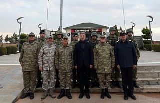 Bakan Akar ve komutanlar Suriye sınırında