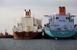 'İki dev gemi' arasında LNG transferi