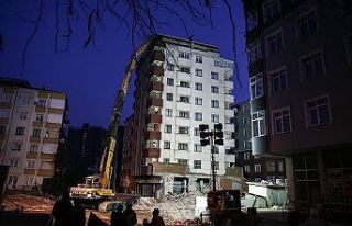 Kartal'da riskli binanın yıkımı sürüyor