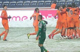 Lider Medipol Başakşehir 3 puanı 3 golle aldı