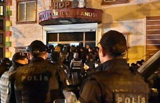 Diyarbakır'da HDP binasında terör operasyonu: 5...