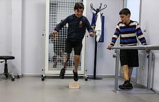 Suriye'nin yaralı çocukları protez bacaklarıyla...