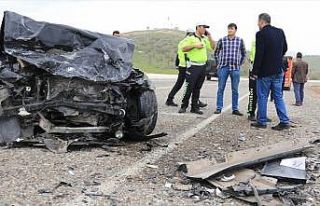 Diyarbakır'da iki otomobil çarpıştı: 3 ölü,...