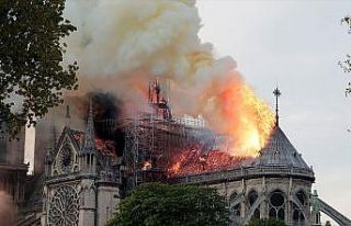 Fransa'nın sembolü Notre Dame alevlere teslim oldu