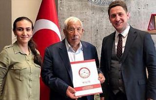 'Türkiye'nin en yaşlı muhtarı' mazbatasını aldı