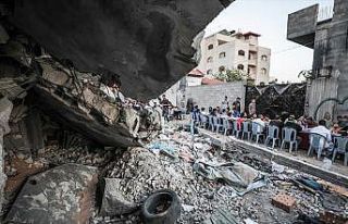 Filistinliler Gazze'de yıkılan evlerin arasında...