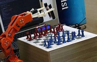 Robotik kol 'Çolak' satrançta rakip tanımıyor