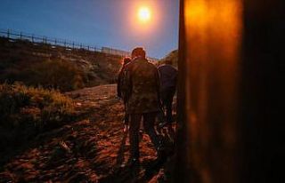 Trump destekçileri Meksika sınırında duvar inşaatına...