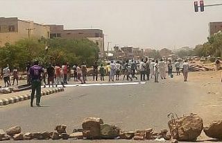 Sudanlı muhalifler ölü sayısının 100'ü geçtiğini...