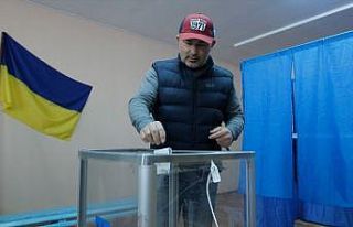 Ukrayna’da pazar günü erken genel seçim yapılacak