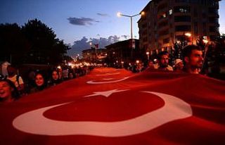 1071 metrekare Türk bayrağıyla 