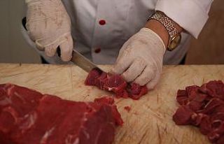 'Acemi kasaplar nedeniyle etin yüzde 15'i çöpe...
