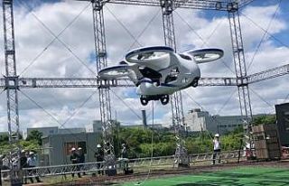 Japonya'da prototip uçan otomobil deneme uçuşu...