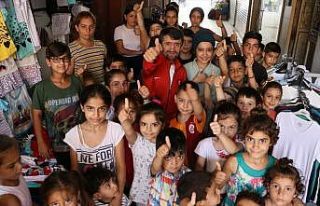 'Simitçi Erkan'dan Suriyeli Türkmen çocuklara bayramlık