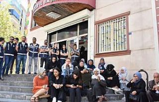 HDP İl binası önünde eylem yapan aile tehdit edildiğini...