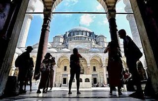 İstanbul ilk 8 ayda 9 milyon yabancı ziyaretçiyi...