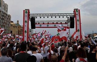 Lübnan'da Başbakanın istifasına rağmen gösteriler...