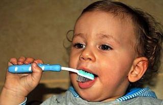 'Çocukların diş temizliğine ilk süt dişinin...