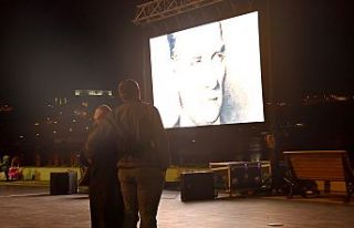 Dev ekranda Atatürk gösterisi