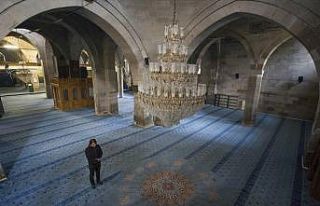Kayseri'deki 9 asırlık cami restorasyonla nemden...