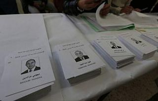 Cezayir'de binlerce kişi cumhurbaşkanlığı seçimi...