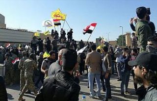 Iraklı protestocular ABD'nin Bağdat Büyükelçiliği...
