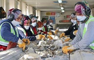 Maden ocağının kadınları ekmeğini taştan çıkarıyor