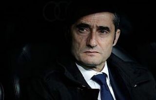 Barcelona Ernesto Valverde'yi görevden aldı