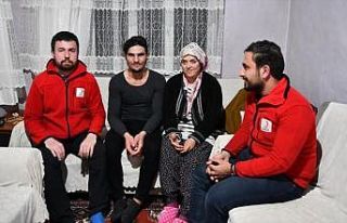Depremzedeleri kurtaran Suriyeli gencin ailesine kavuşması...