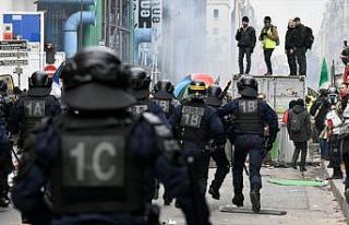Fransa'da polisin göstericilere yakın mesafeden...