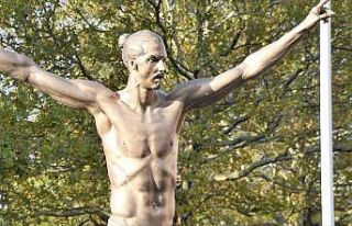 Ibrahimovic'in İsveç'teki heykeli yıkıldı