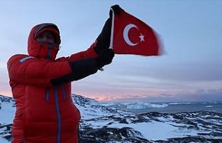 Küresel ısınmaya dikkat çekmek için Türk bayrağıyla...
