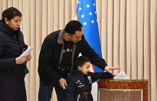 Özbekistan'da 25 bölgede halk genel seçim için...