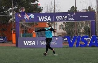 Visa Kızlar Sahada Futbol Okulları ile kadın futbolu...