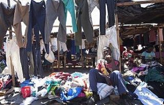 Zimbabveli seyyar satıcılar, ikinci el kıyafetlerden...