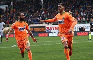 Alanyaspor evinde Yeni Malatyaspor'u 2 golle geçti