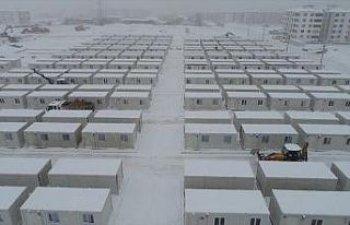 Depremzedeler için konteyner kent kurulumu kar yağışına...