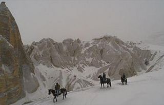 Turistler karla kaplı Kapadokya'yı at sırtında...