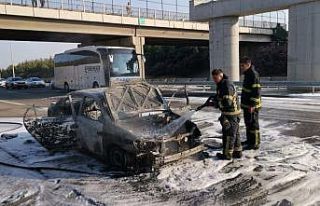 Anadolu Otoyolu'nda araç yangını ulaşımı aksattı