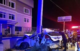 Bursa'da otomobil elektrik direğine çarptı: 3 ölü,...