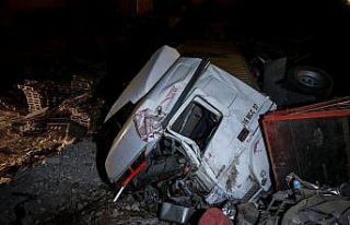 Bursa'da tır ile kamyon çarpıştı: 2 yaralı