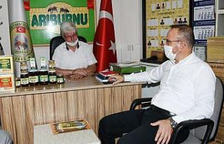 AK Parti Grup Başkanvekili Bülent Turan bal üreticileriyle...