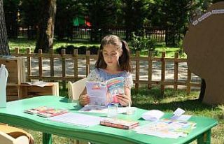 Bursa'da kitapseverler parktaki 