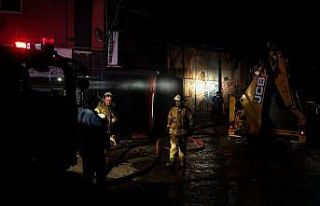 Kartal'daki depo yangını itfaiye ekiplerince söndürüldü